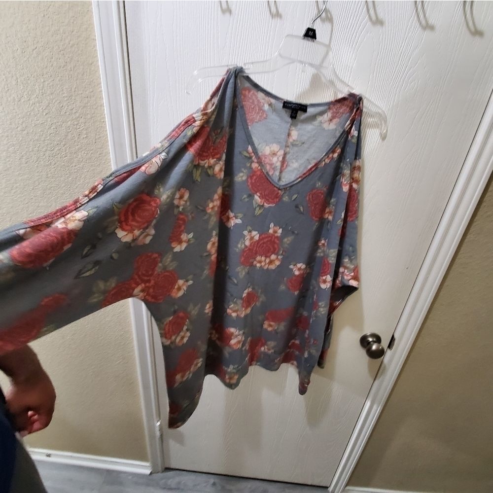 Signature Studio rose floral cold shoulder sweatshirt size 3X‎